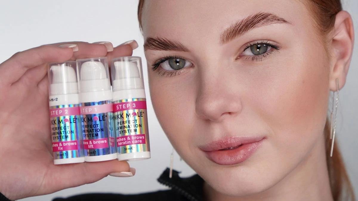 Model prezentând trei produse Nikk Mole Perfect Lamination